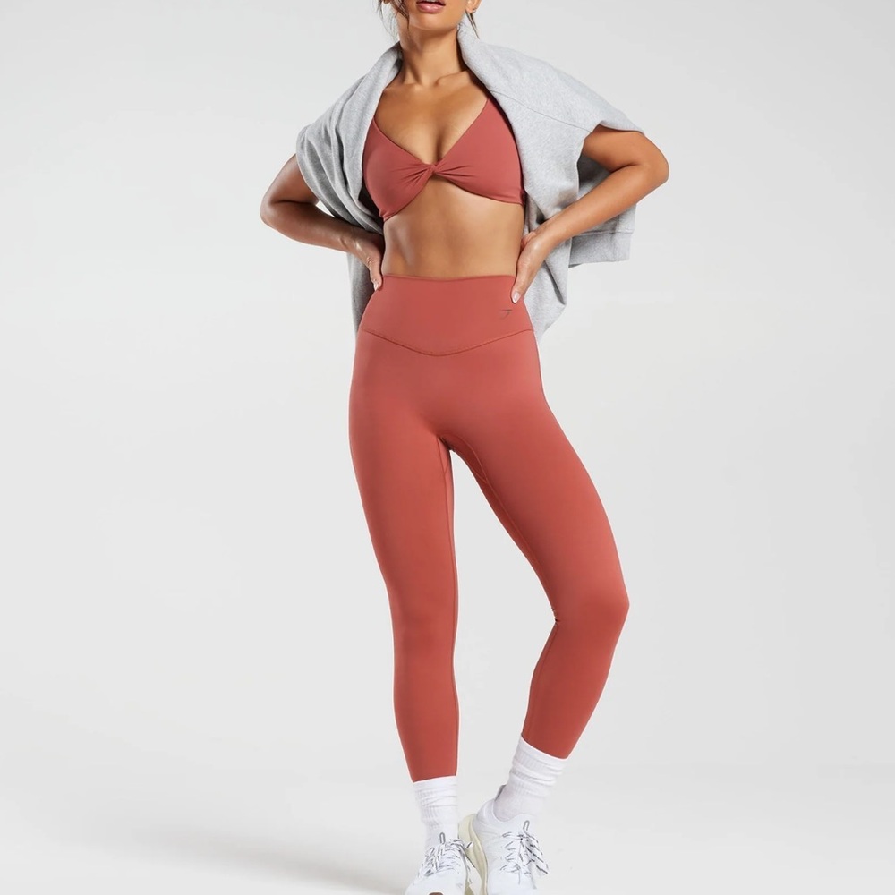 GYMSHARK ELEVATE LEGGINGS AND TWIST BRA IN RUST RED